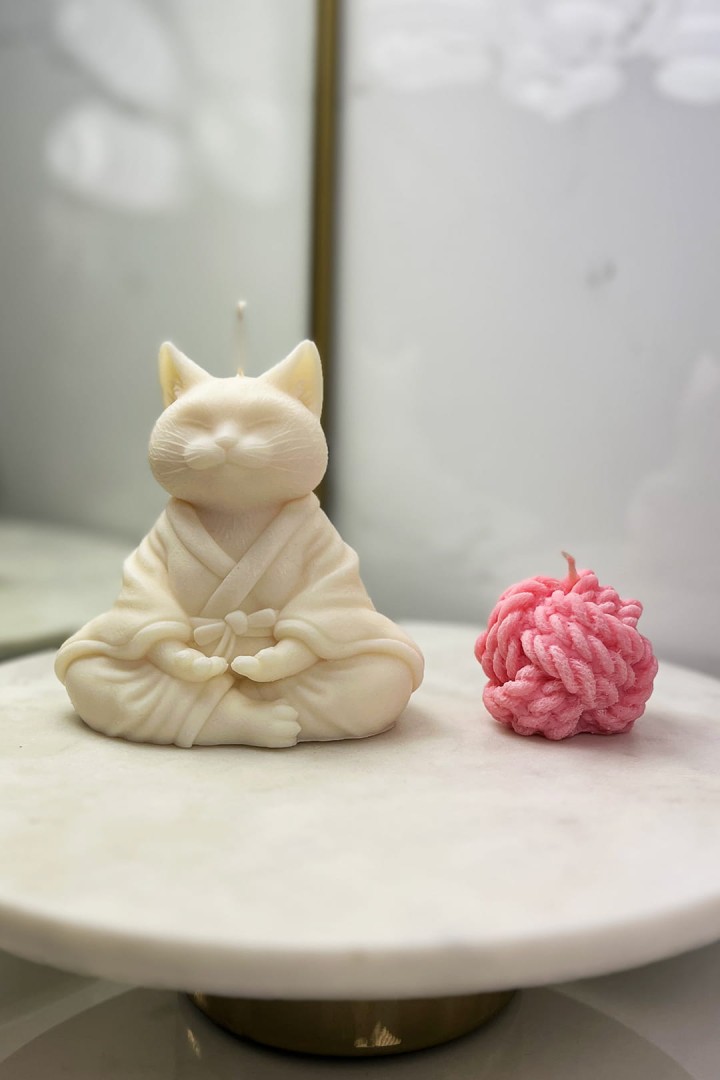 Přírodní sójová svíčka meditující kočka jóga buddha s růžovou koulí