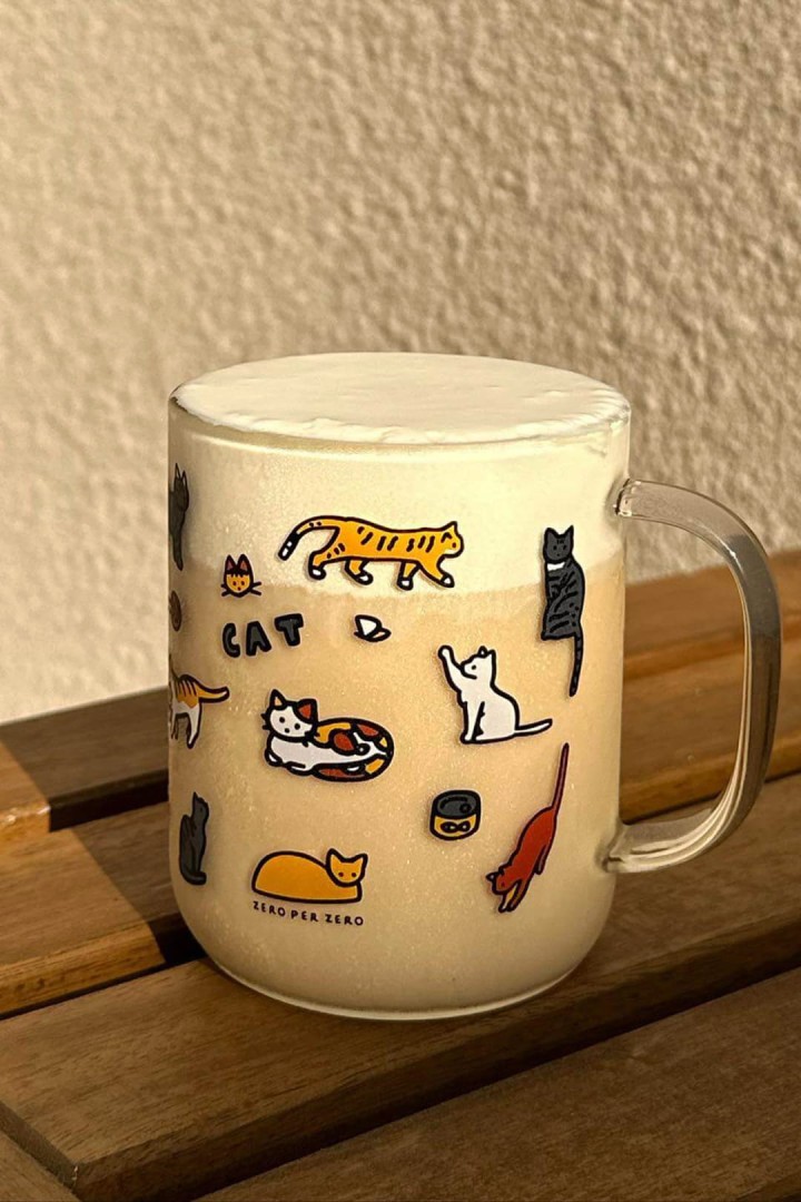 Skleněný hrnek 420 ml kočičí galerie – 27 koček na jednom šálku