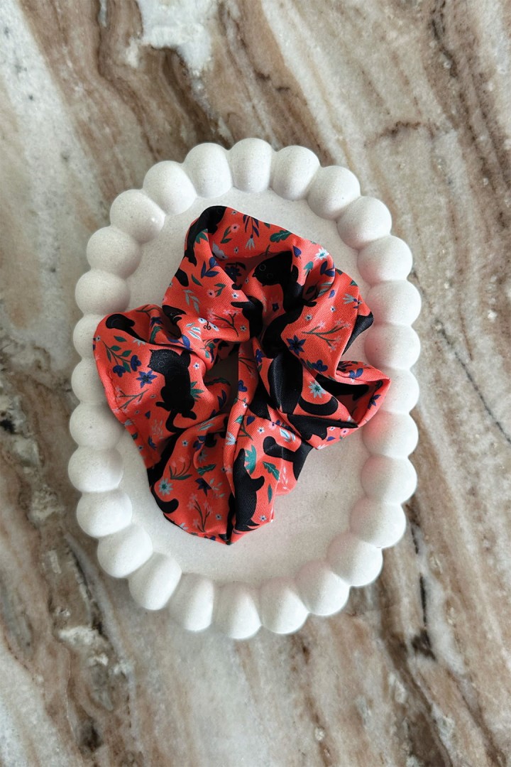 Korálová gumička schrunchie s černými kočičkami