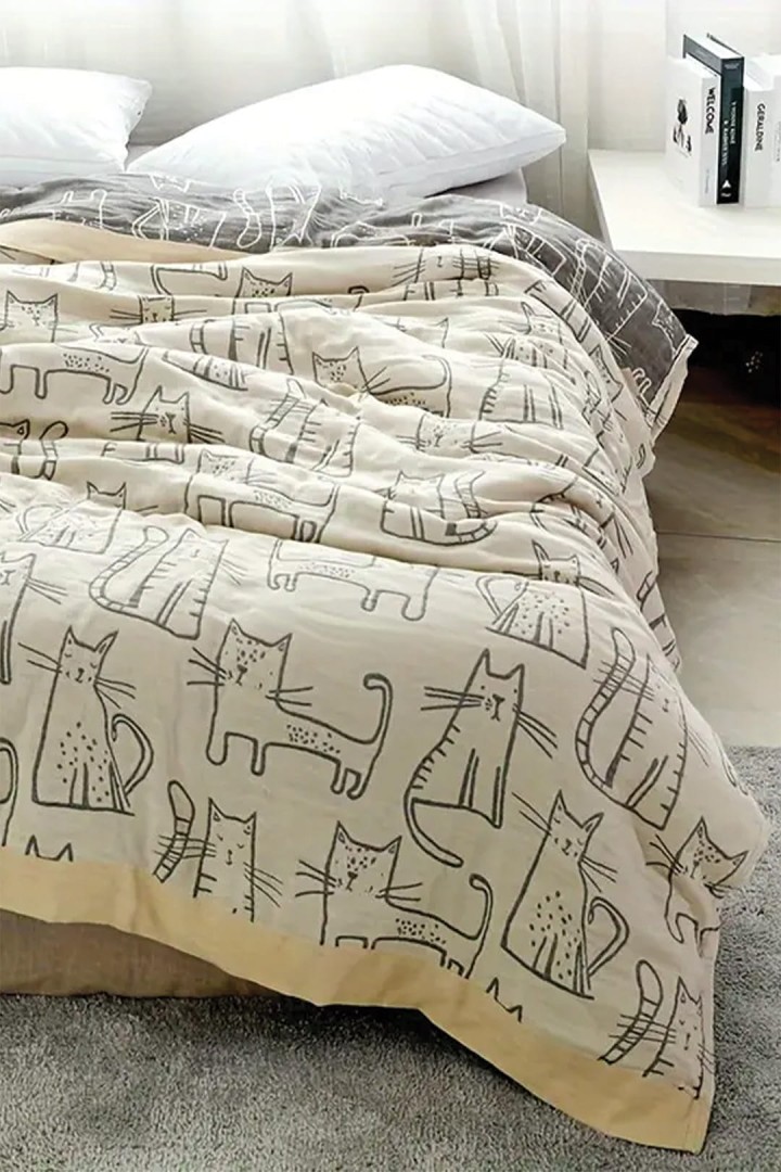 Žlutý oboustranný přehoz s motivem kočky 150 x 200 cm