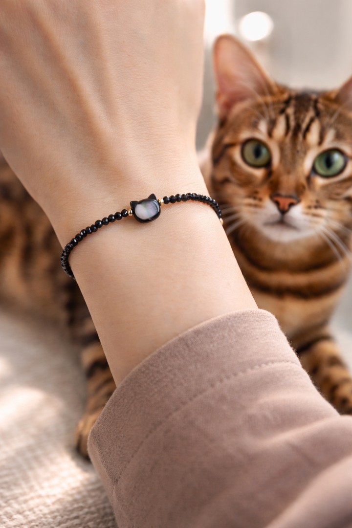 Černý kočičí náramek pro kočičí dámu