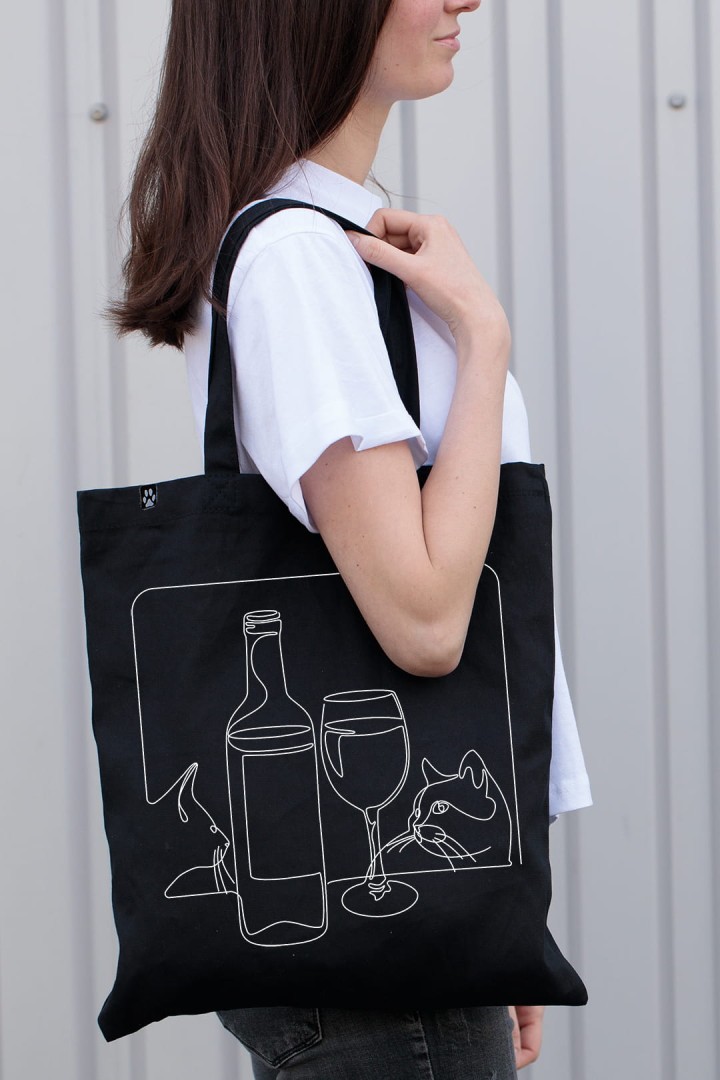Taška s mačkou a vínom