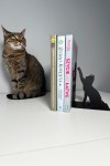 Knižní rekvizita černá ve tvaru kočky