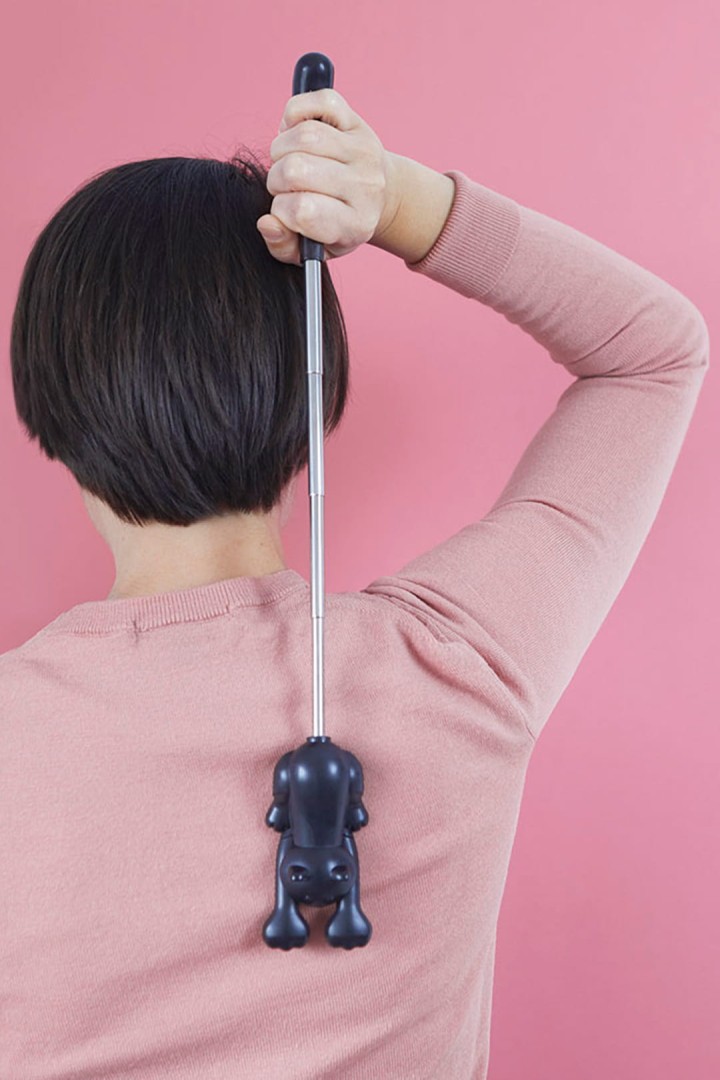 Škrabadlo na záda ve tvaru škrabadla pro kočky