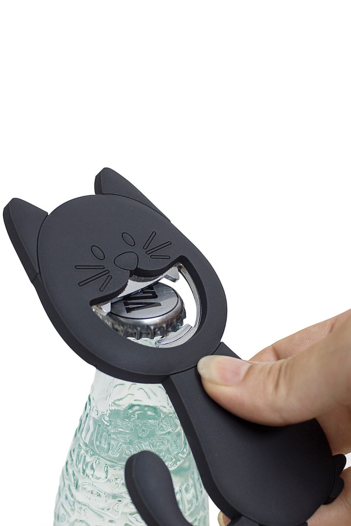 Otvírák na lahve ve tvaru černé kočky