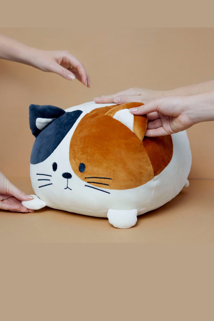 Tříbarevný / černobílý polštář ve tvaru kočky