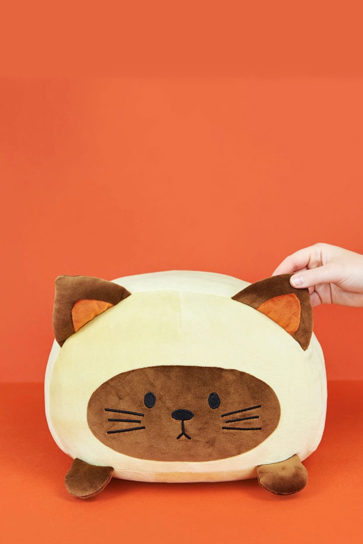 Černý polštář ve tvaru kočky